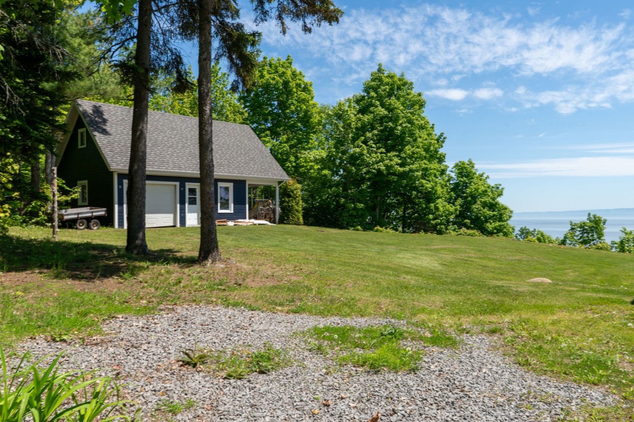 Garage — 495-1 - 495-3, Petite-Rivière-Saint-François