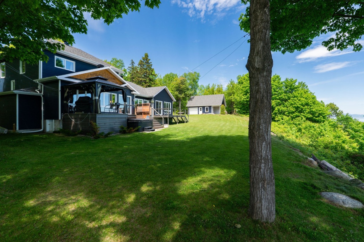 Face arrière — 495-1 - 495-3, Petite-Rivière-Saint-François