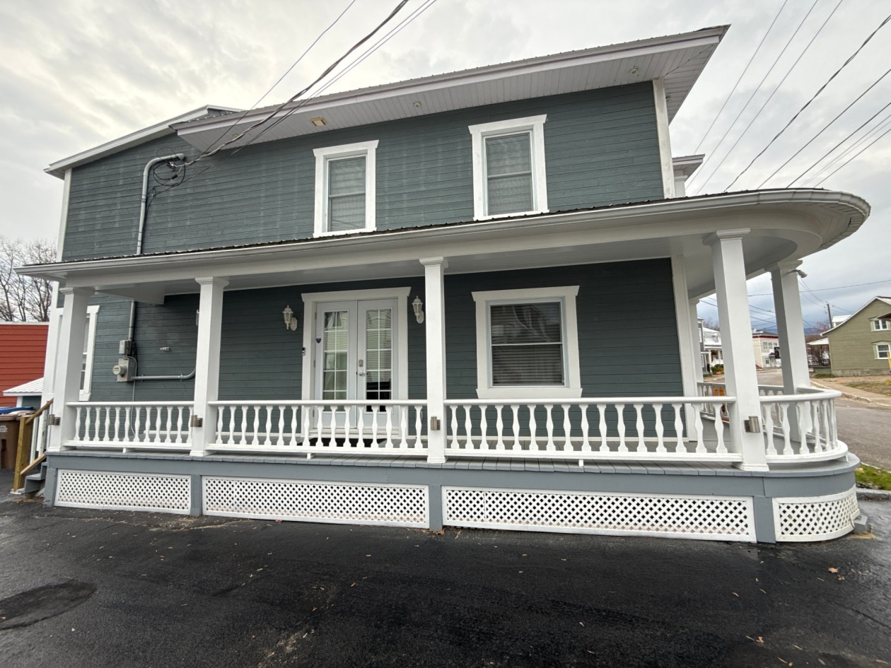 Entrée extérieure — 102 - 104 Rue St-Joseph, Baie-Saint-Paul