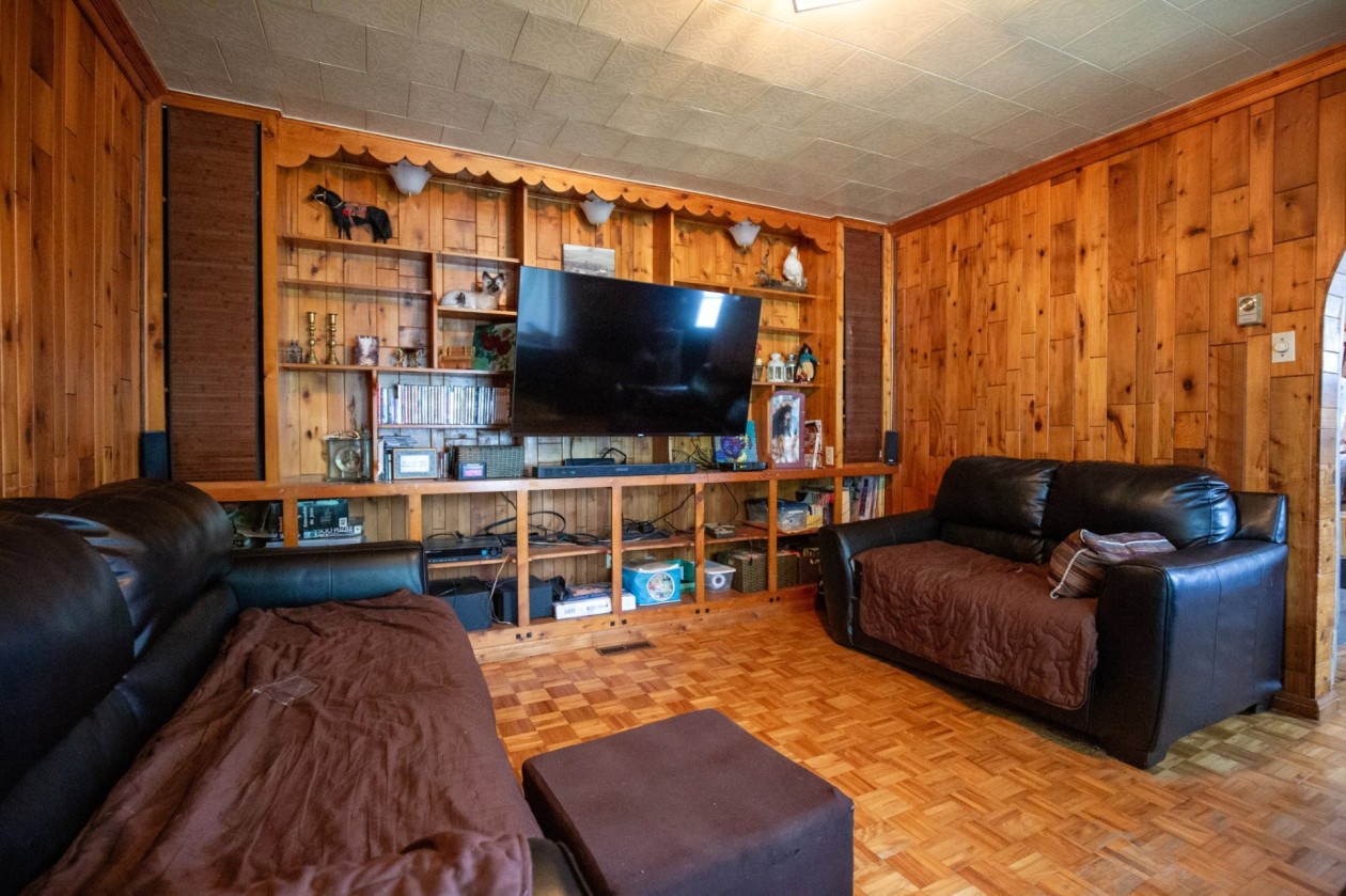 Salon — 62 Rue Principale, Notre-Dame-des-Monts
