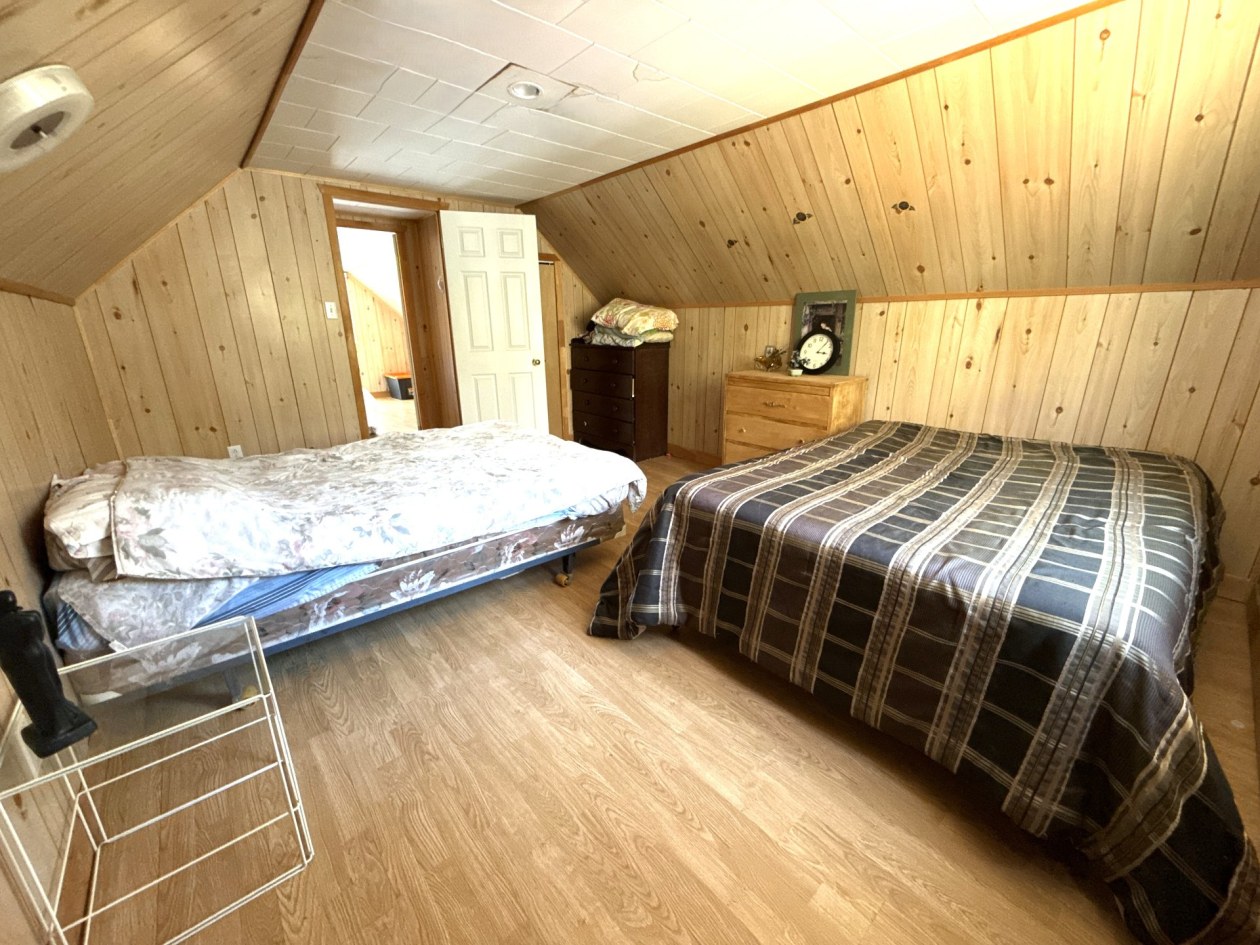 Chambre à coucher — 1 Ch. du Lac de la Rivière Noire, Mont-Élie