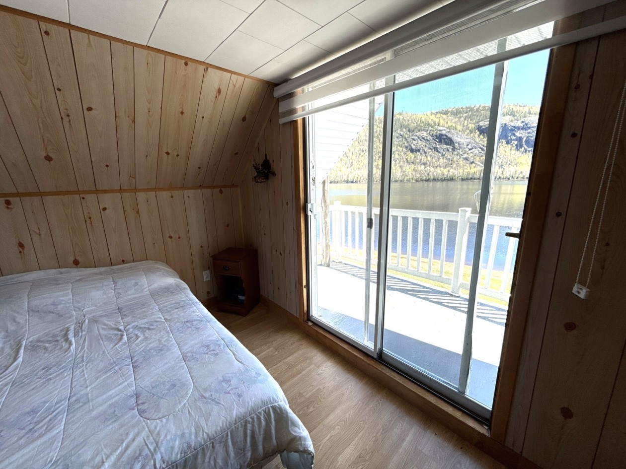 Chambre à coucher principale — 1 Ch. du Lac de la Rivière Noire, Mont-Élie
