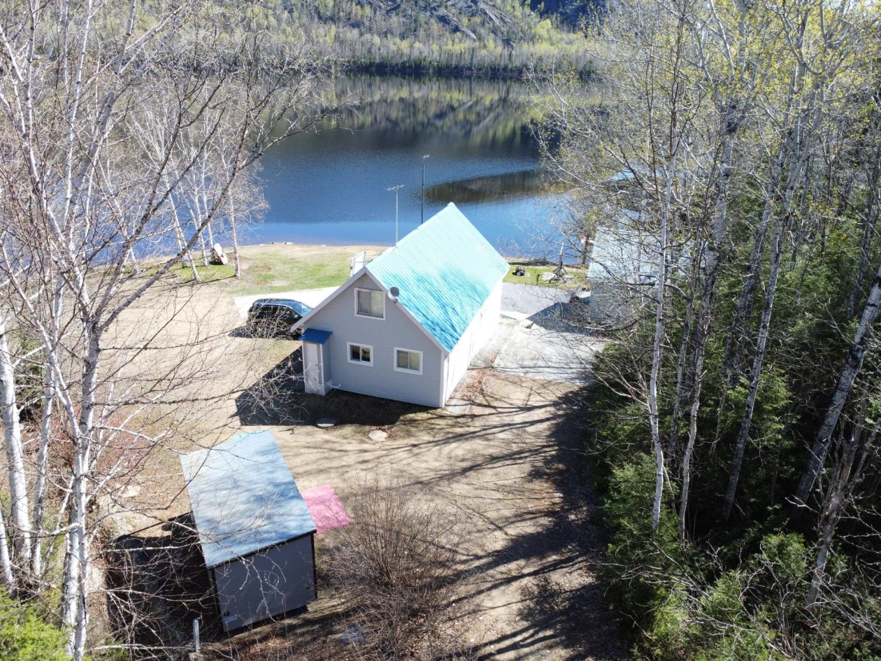 Face arrière — 1 Ch. du Lac de la Rivière Noire, Mont-Élie