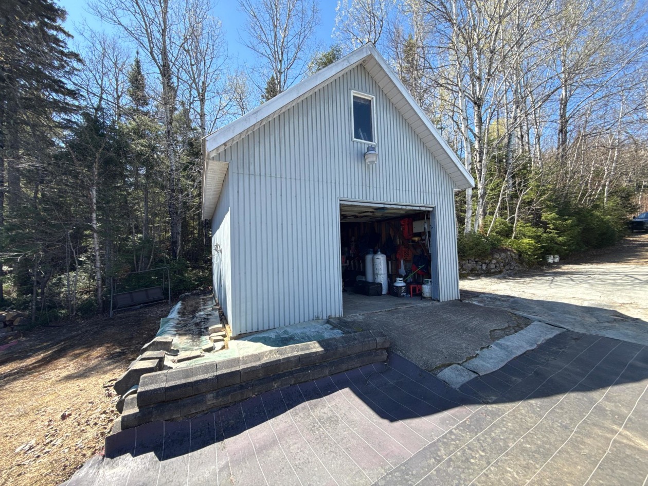 Garage — 1 Ch. du Lac de la Rivière Noire, Mont-Élie