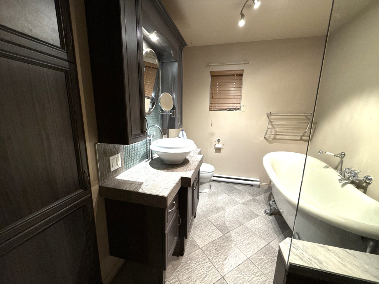 Salle de bains — 962 - 962B Rue Principale, Petite-Rivière-Saint-François