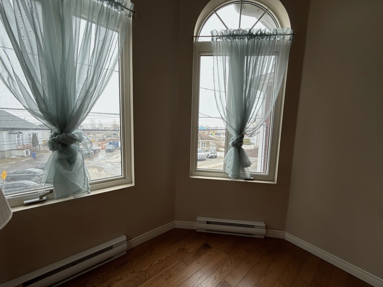 Salon — 962 - 962B Rue Principale, Petite-Rivière-Saint-François