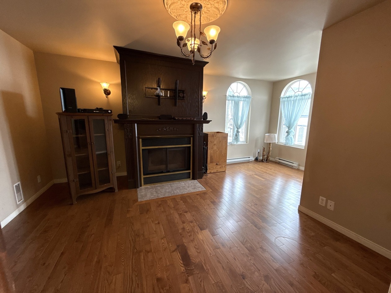 Salon — 962 - 962B Rue Principale, Petite-Rivière-Saint-François