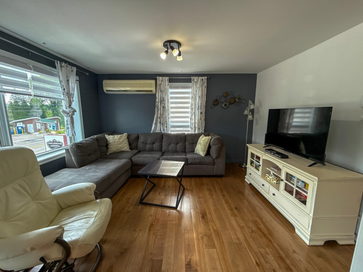 Salon — 150 - 150A Route 170, L'Anse-Saint-Jean