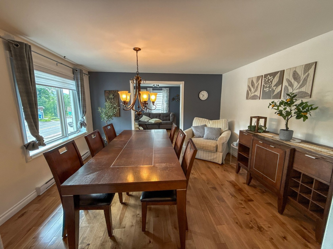 Salle à manger — 150 - 150A Route 170, L'Anse-Saint-Jean