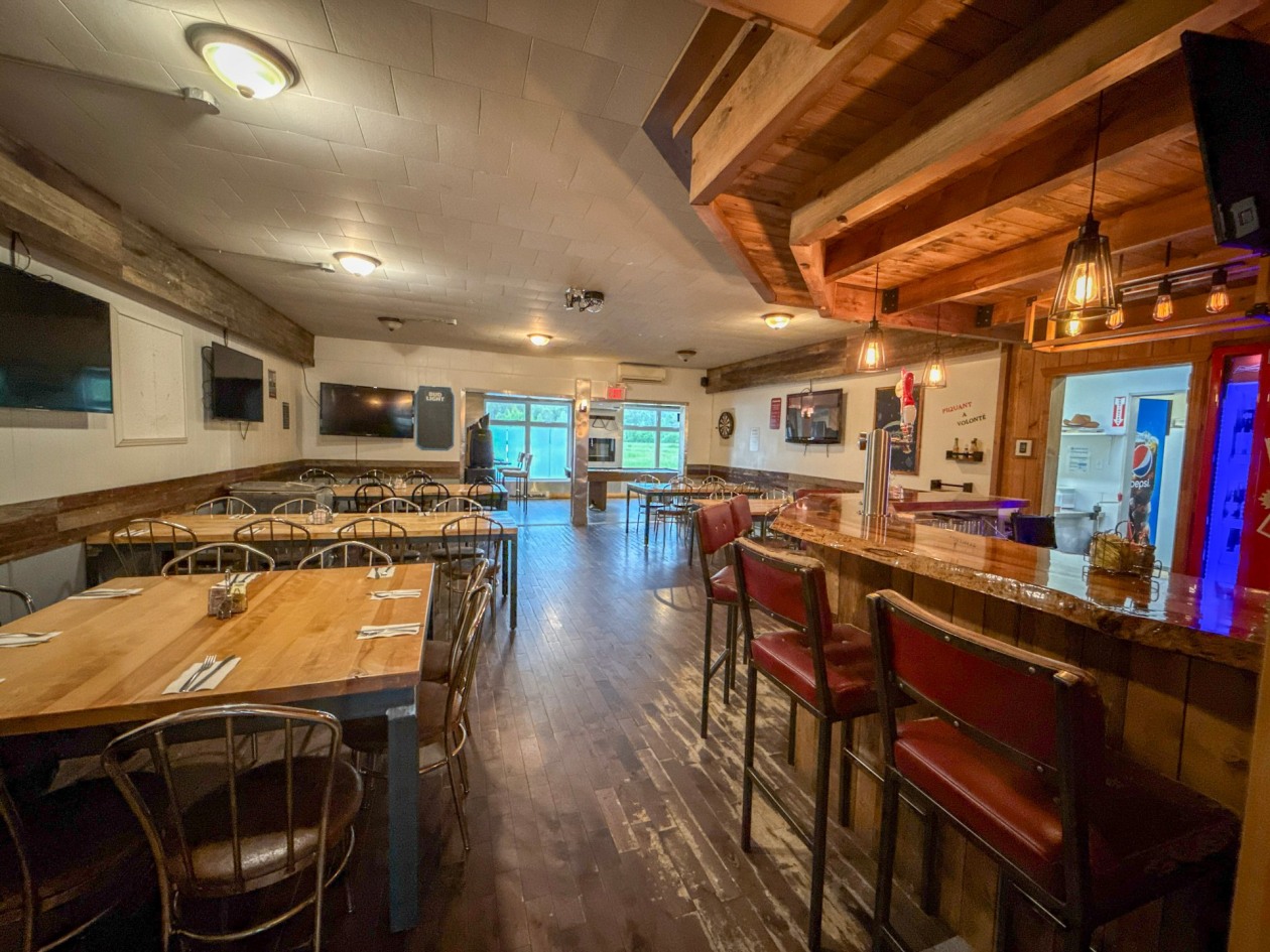 Salle à manger — 150 - 150A Route 170, L'Anse-Saint-Jean