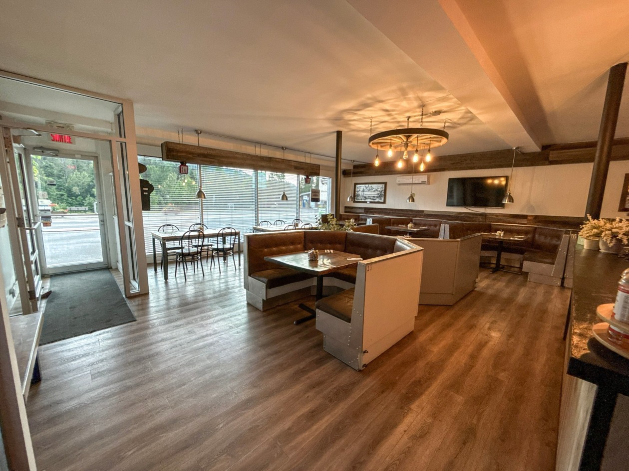 Salle à manger — 150 - 150A Route 170, L'Anse-Saint-Jean
