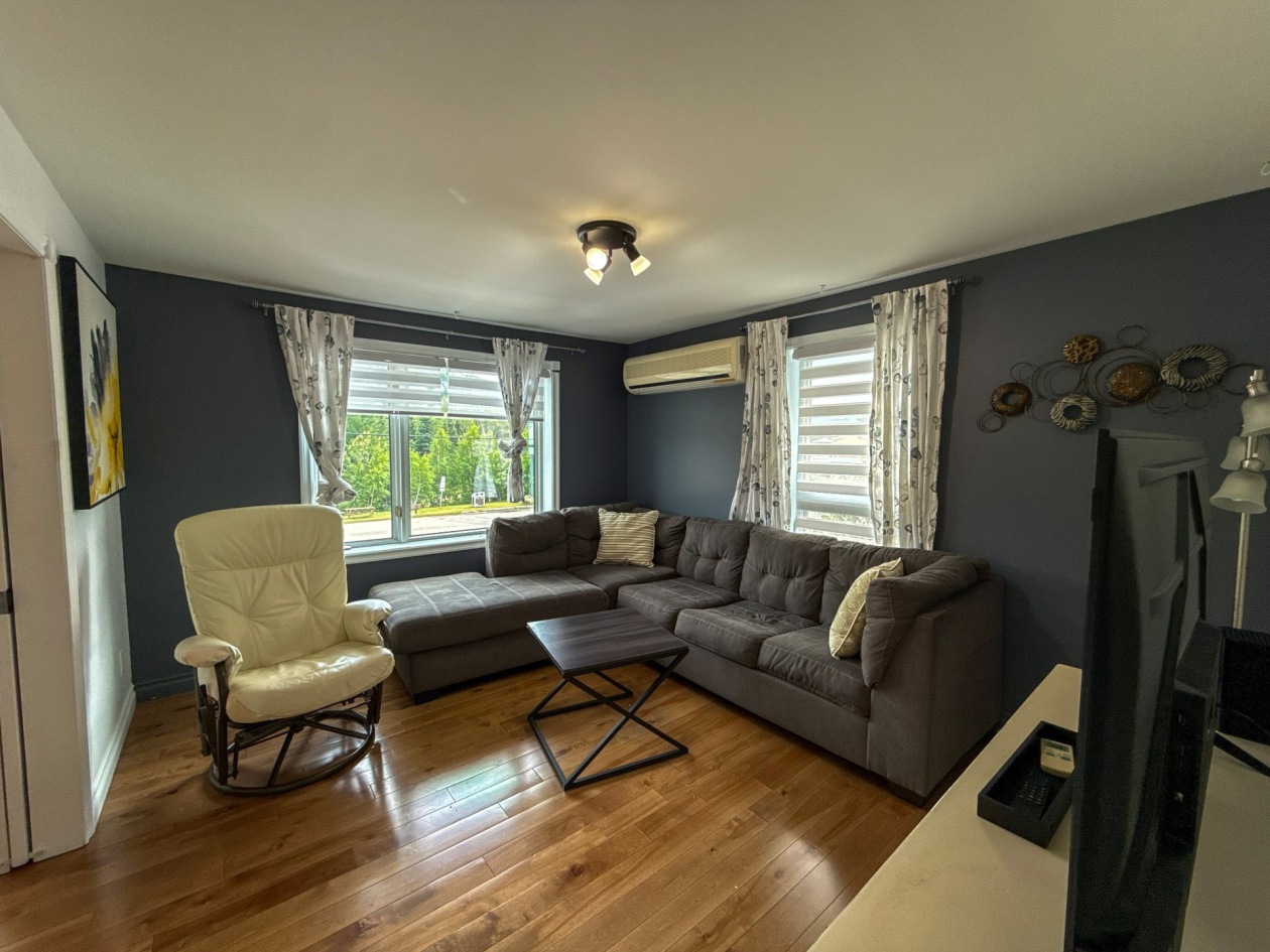 Salon — 150 - 150A Route 170, L'Anse-Saint-Jean
