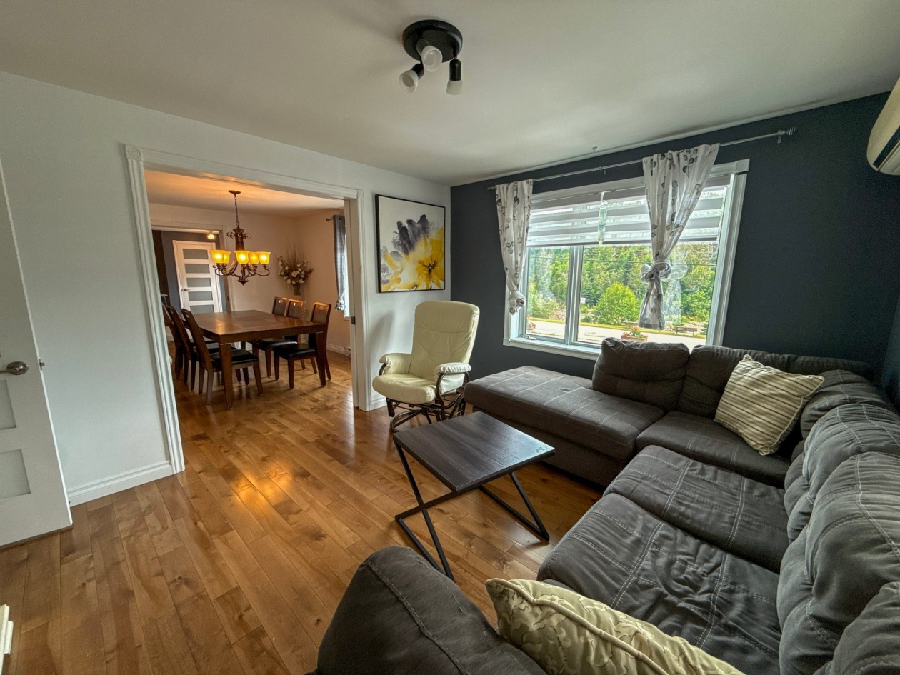Salon — 150 - 150A Route 170, L'Anse-Saint-Jean