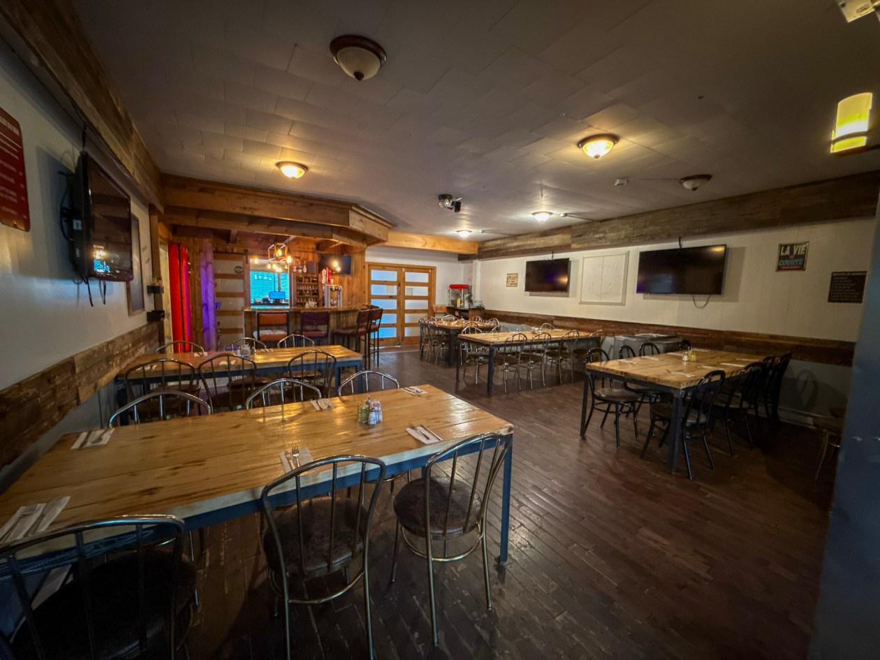 Salle à manger — 150 - 150A Route 170, L'Anse-Saint-Jean