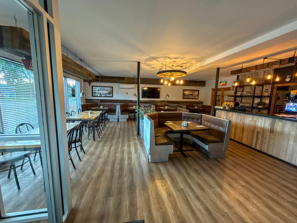 Salle à manger — 150 - 150A Route 170, L'Anse-Saint-Jean
