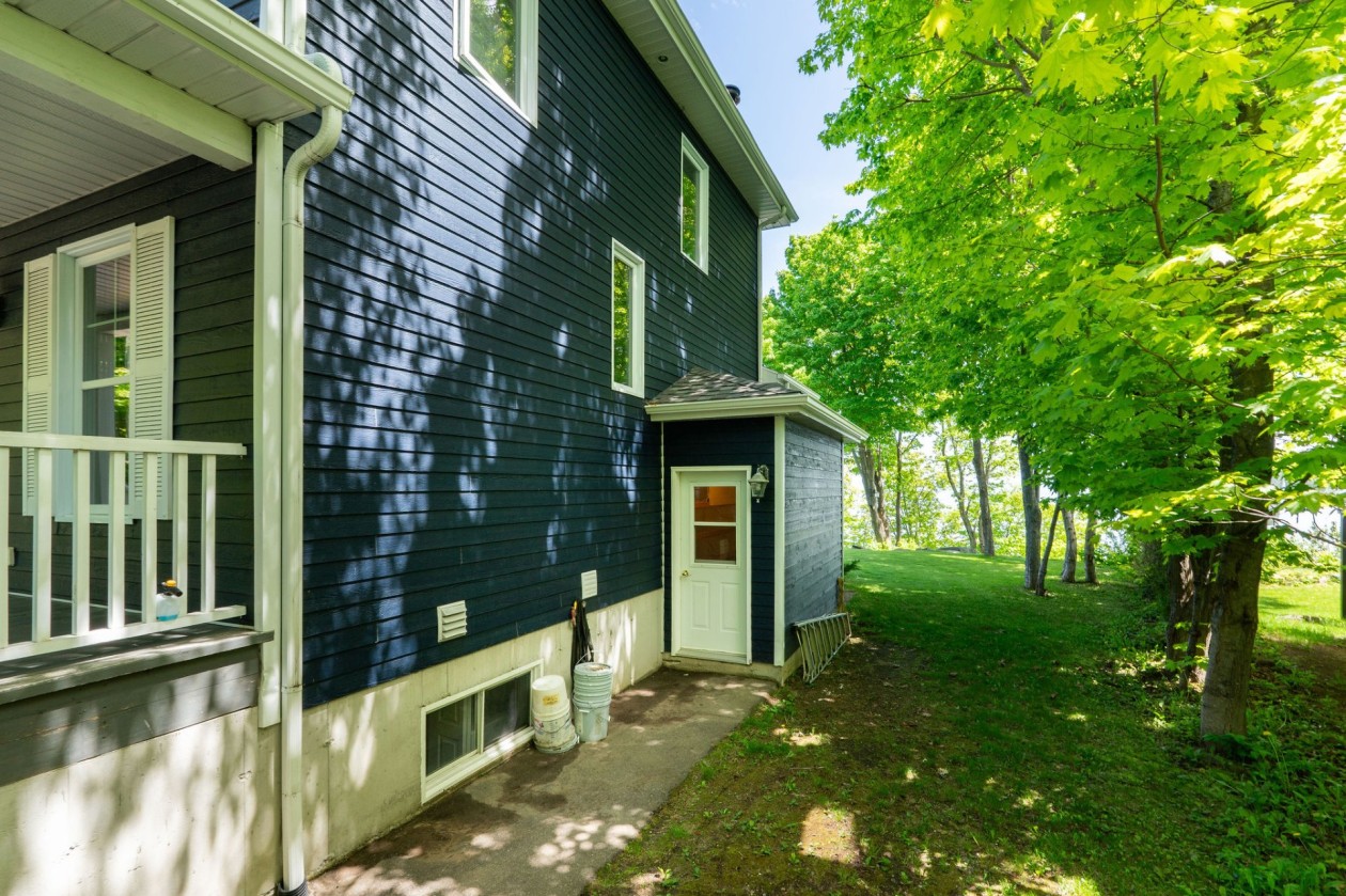 Entrée extérieure — 495-1Z - 495-33Z, Petite-Rivière-Saint-François