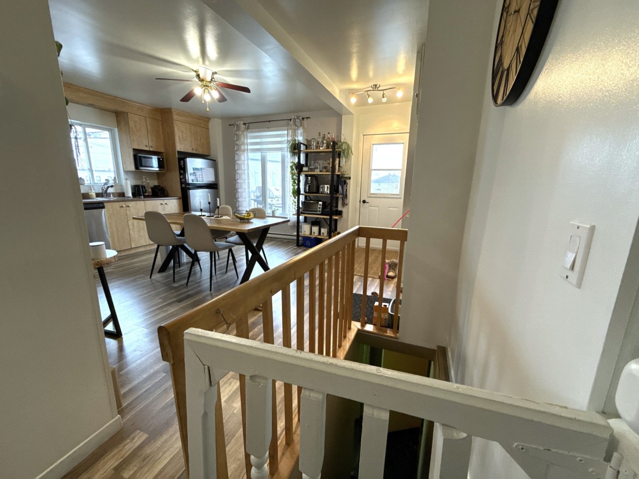 Escalier — 962 - 962B Rue Principale, Petite-Rivière-Saint-François