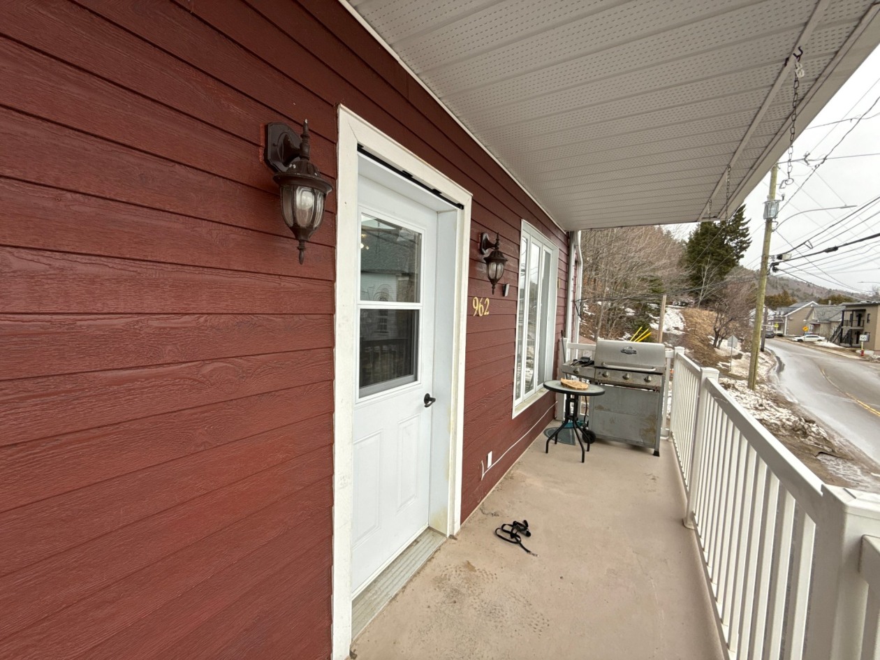 Entrée extérieure — 962 - 962B Rue Principale, Petite-Rivière-Saint-François