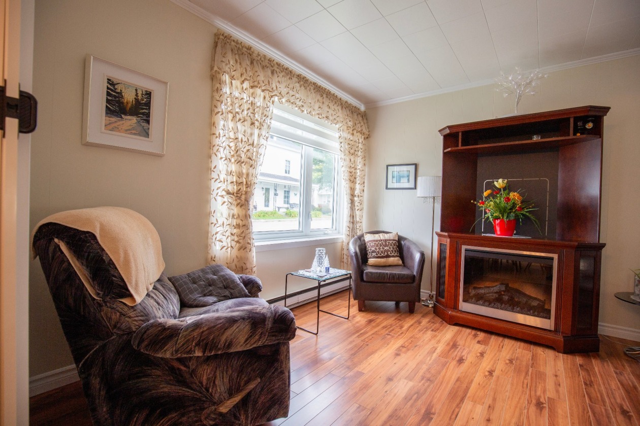 Salon — 70 - 72 Rue Ste-Anne, Baie-Saint-Paul