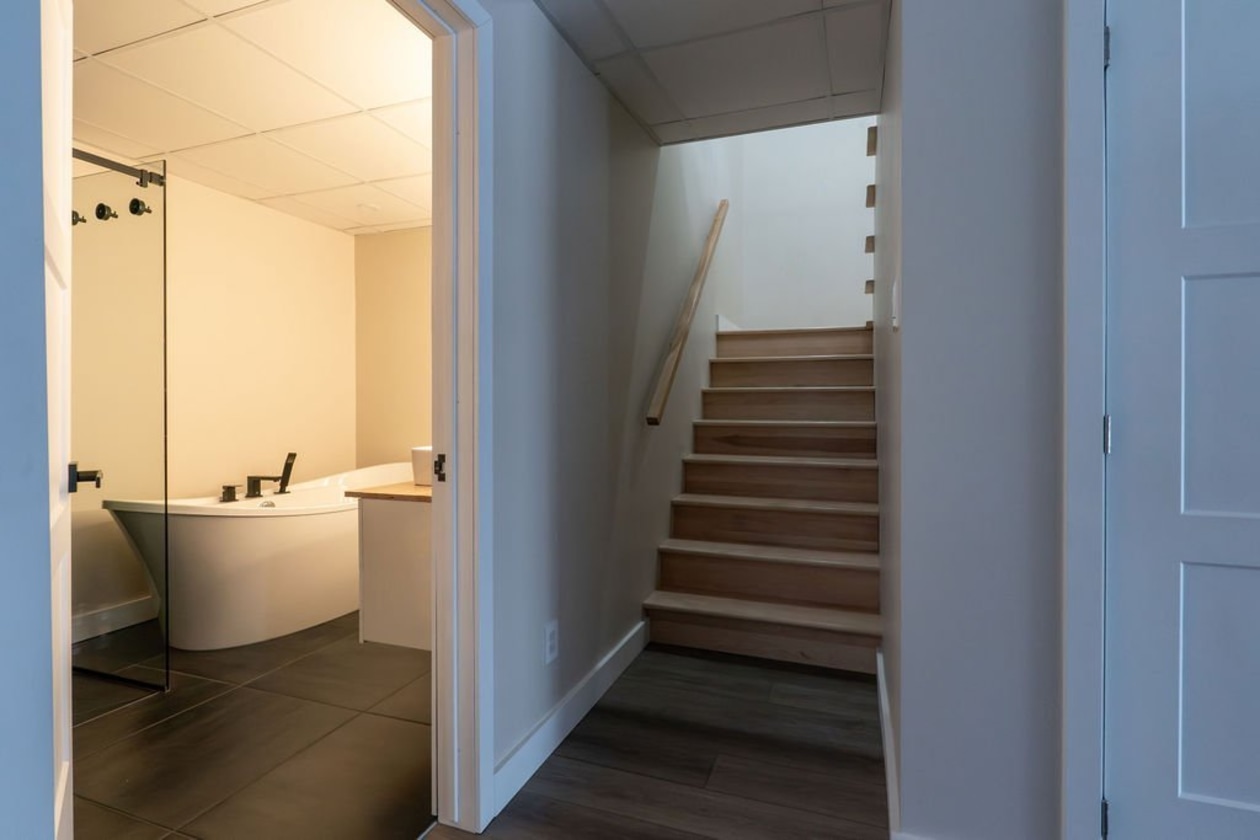 Escalier — 13 Ch. de la Seigneurie, Les Éboulements