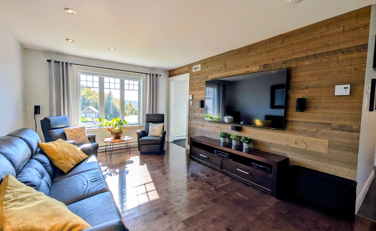 Salon — 171 Rue de Lucerne, Sainte-Brigitte-de-Laval