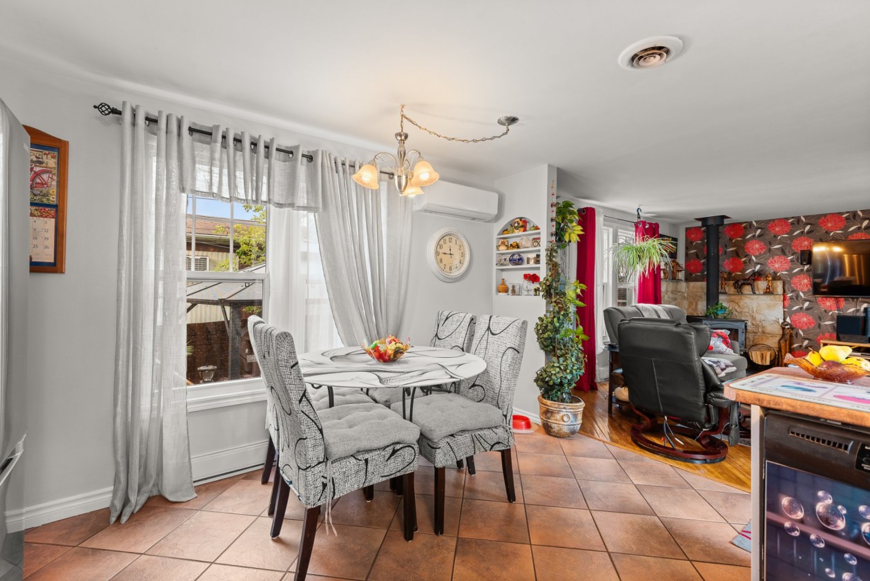 Salle à manger — 3950 Boul. Sir-Wilfrid-Laurier, Longueuil