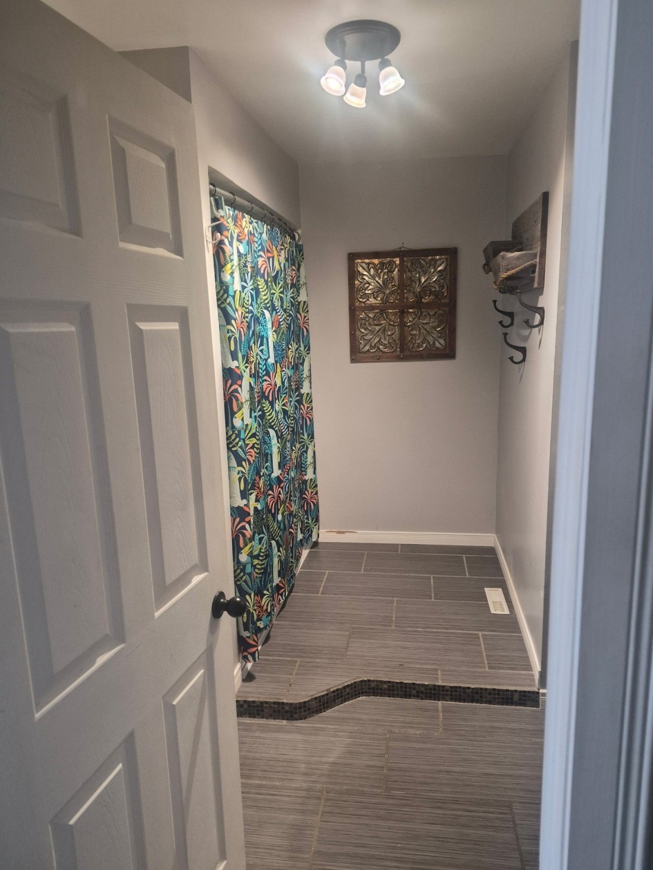 Salle de bains — 210 Rue Caillé, Saint-Lucien