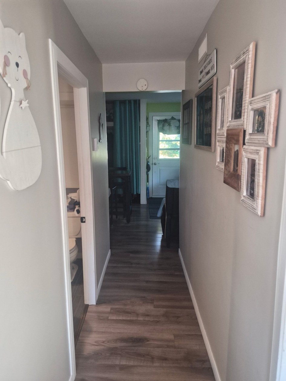 Corridor — 210 Rue Caillé, Saint-Lucien