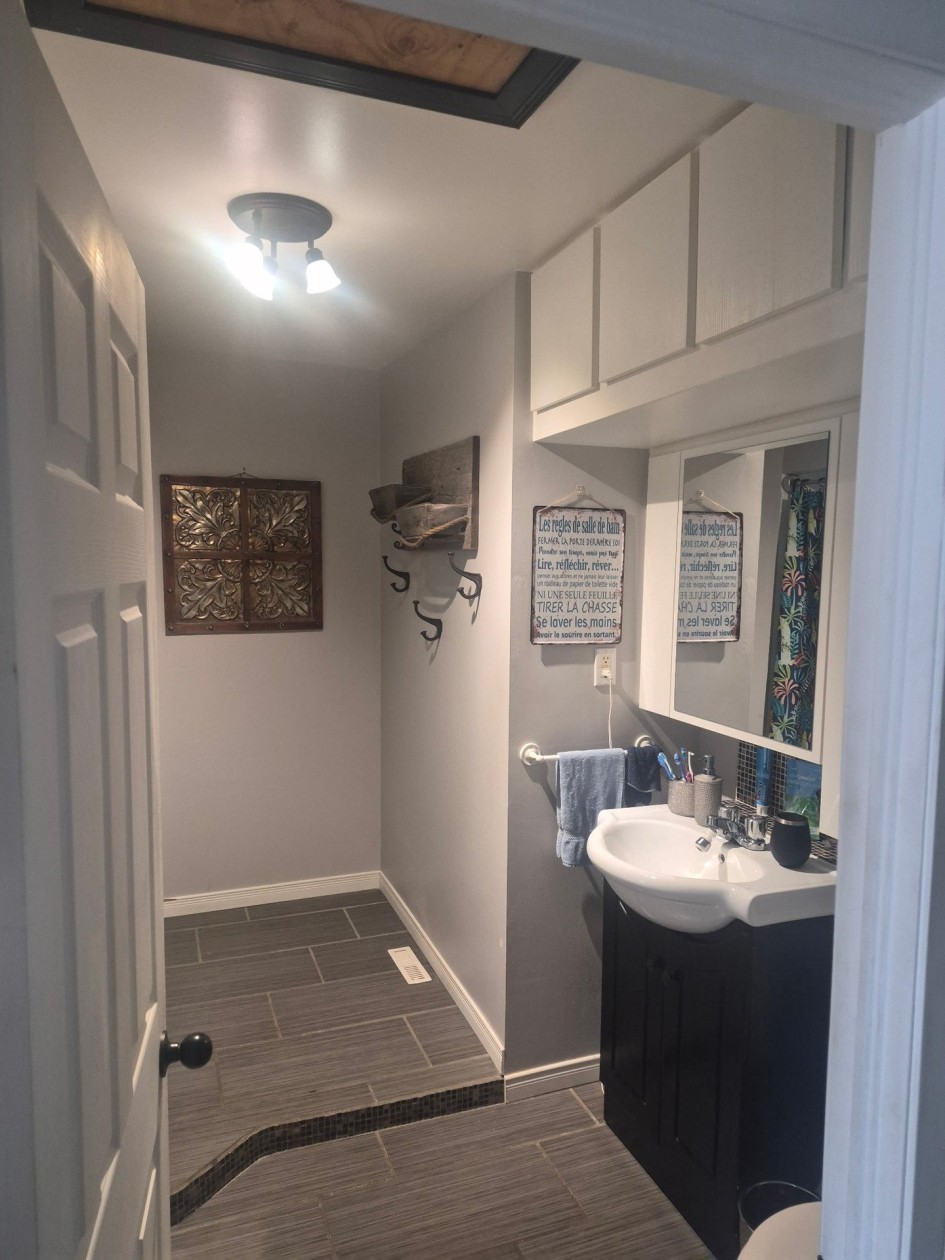 Salle de bains — 210 Rue Caillé, Saint-Lucien