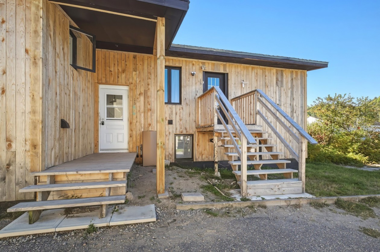 Entrée extérieure — 15 - 15C Rue St-Jean-Baptiste, L'Anse-Saint-Jean