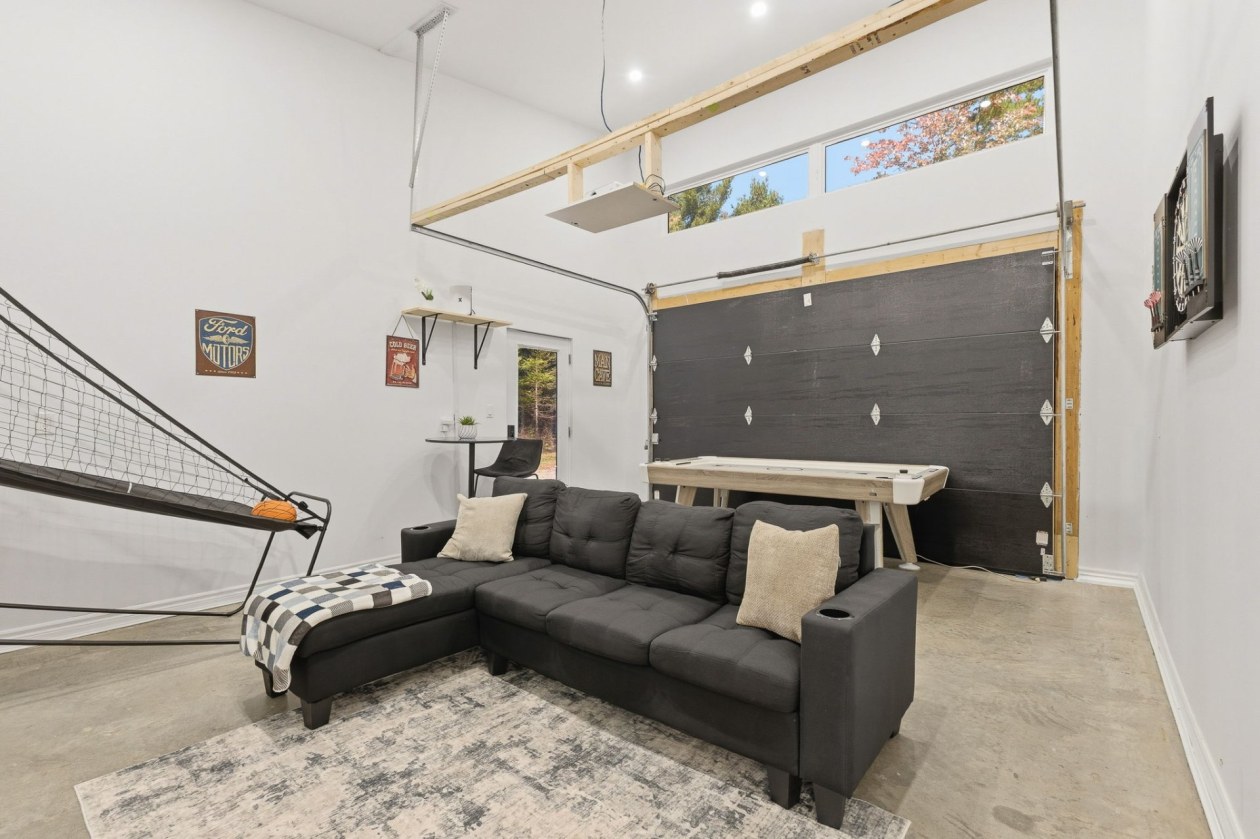 Garage — 132 Route 303, Otter Lake