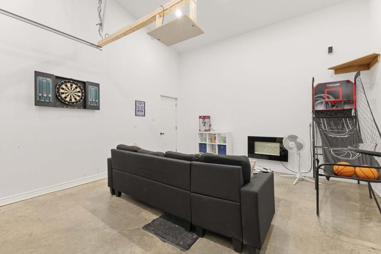 Garage — 132 Route 303, Otter Lake