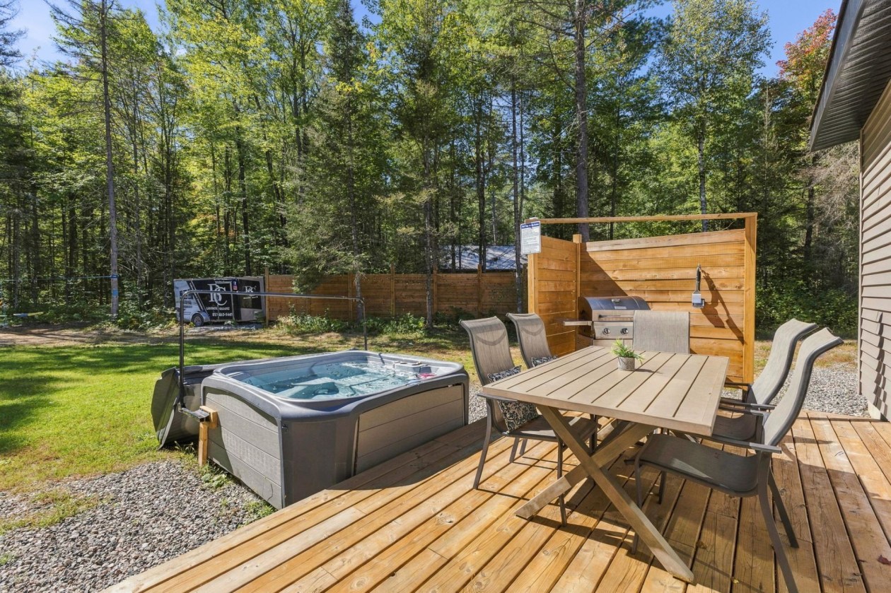Cour — 132 Route 303, Otter Lake