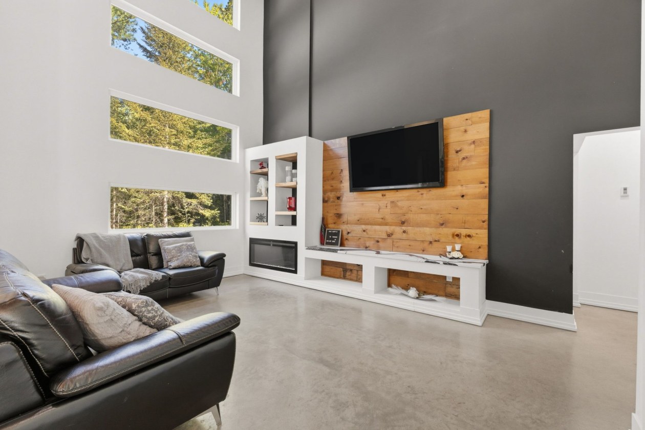 Salon — 132 Route 303, Otter Lake