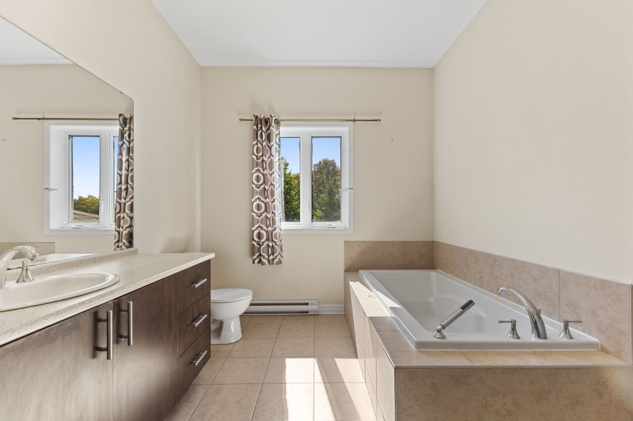 Salle de bains — 20 Rue de Munich, Gatineau