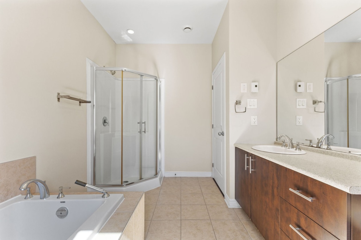 Salle de bains — 20 Rue de Munich, Gatineau