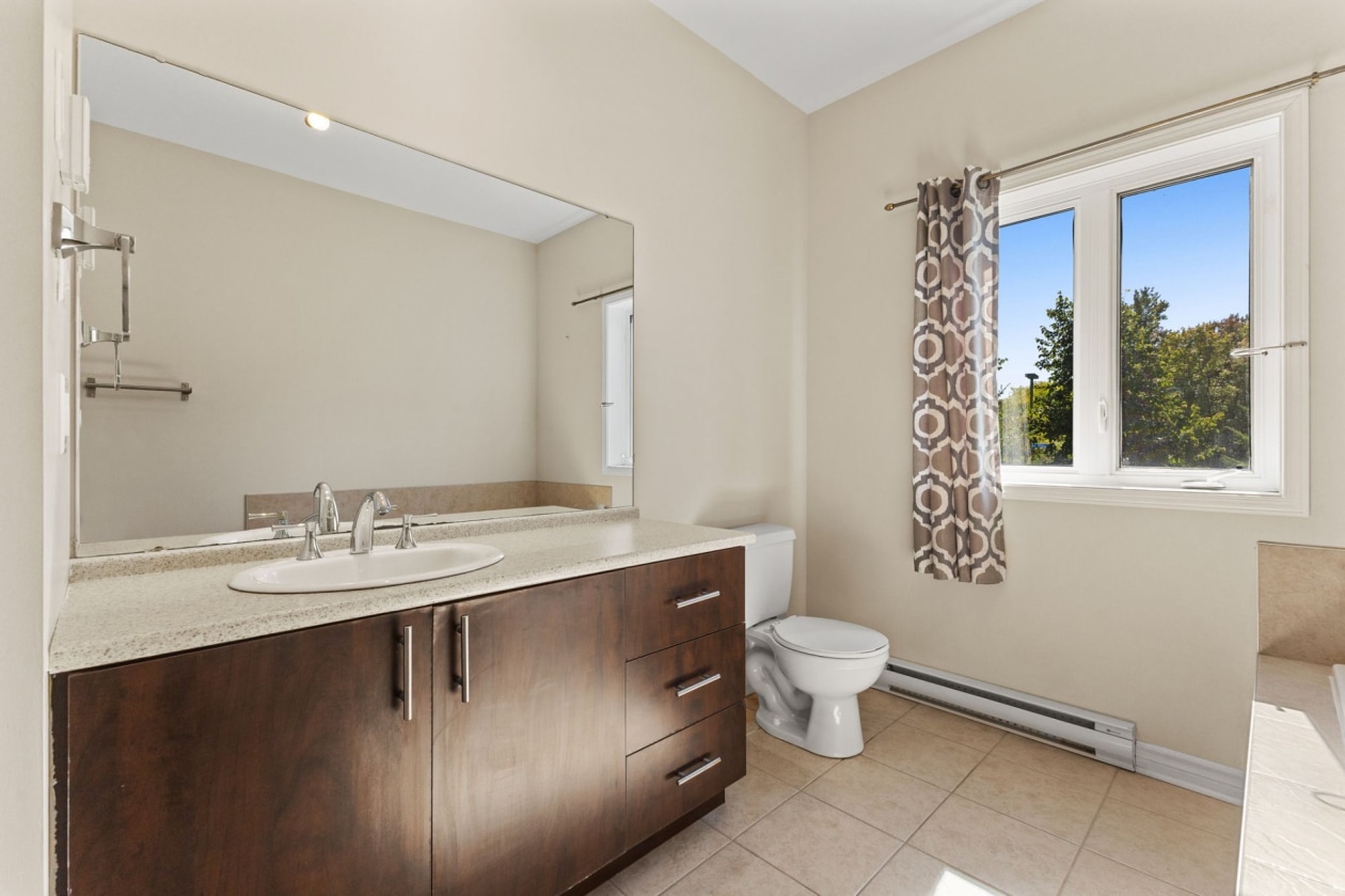 Salle de bains — 20 Rue de Munich, Gatineau