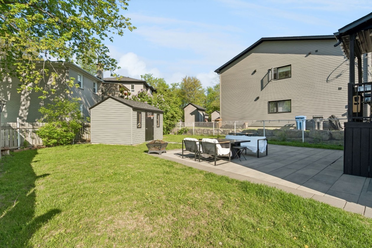 Cour — 7 1re Avenue N., L'Île-Perrot