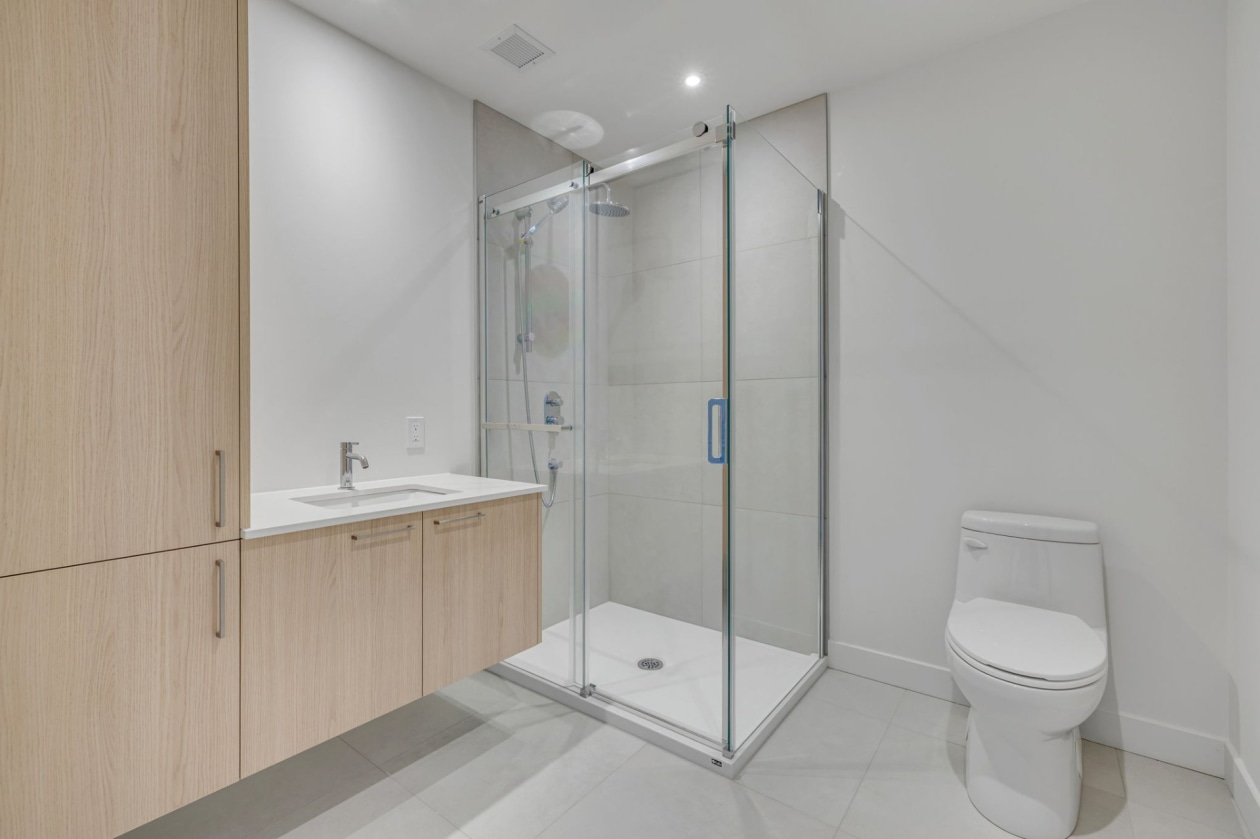 Bathroom — 1300 Av. de Germain-des-Prés, Québec