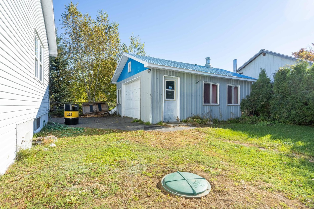 Garage — 685 Rue Ste-Cécile, Saint-Boniface