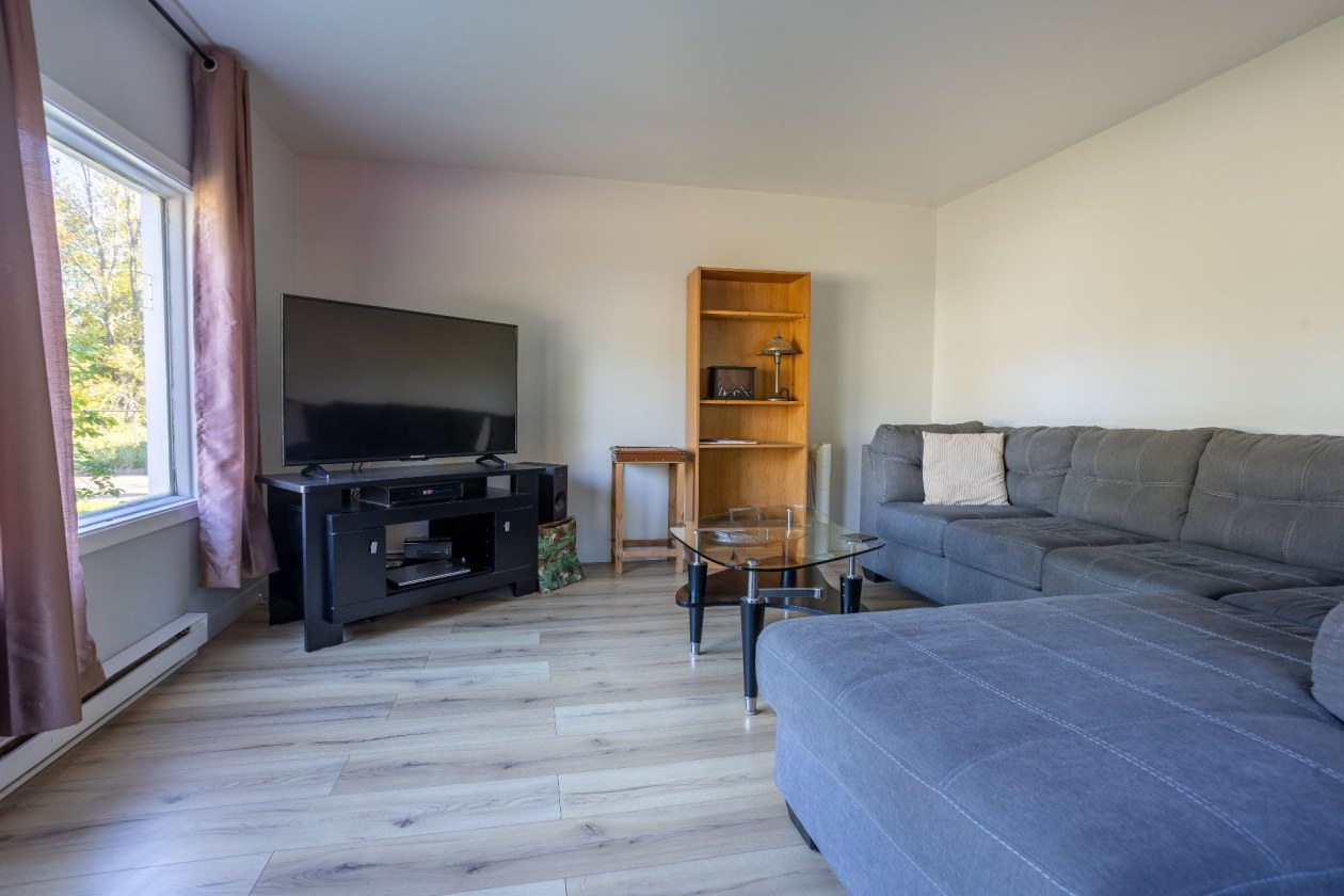 Salon — 685 Rue Ste-Cécile, Saint-Boniface
