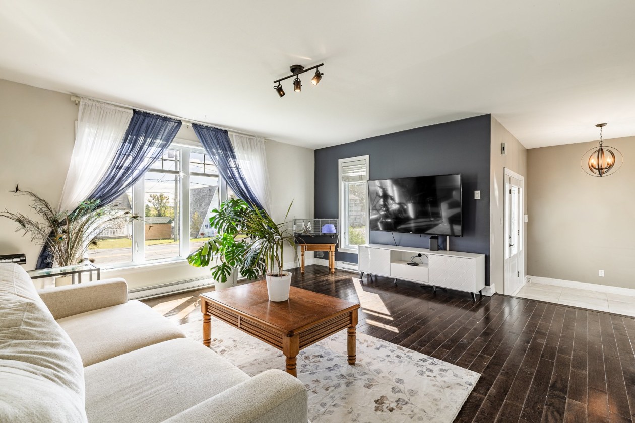 Salon — 2095 Rue Richelieu, Saint-Marc-sur-Richelieu