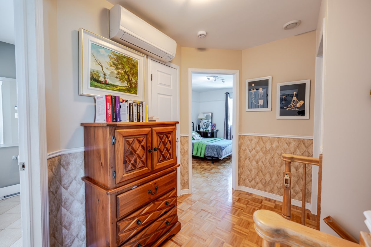 Corridor — 125 Rue Paradis, La Prairie