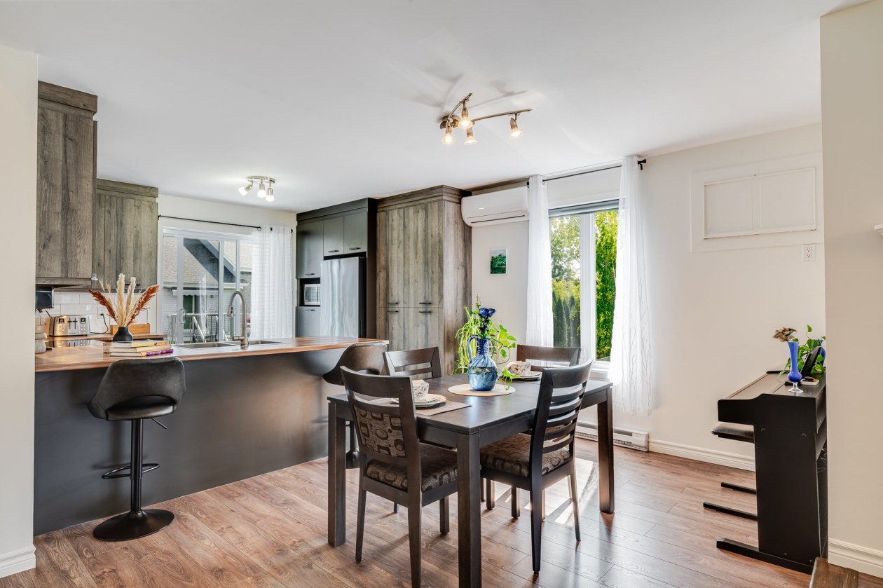Salle à manger — 85 Rue Beauchemin, La Prairie