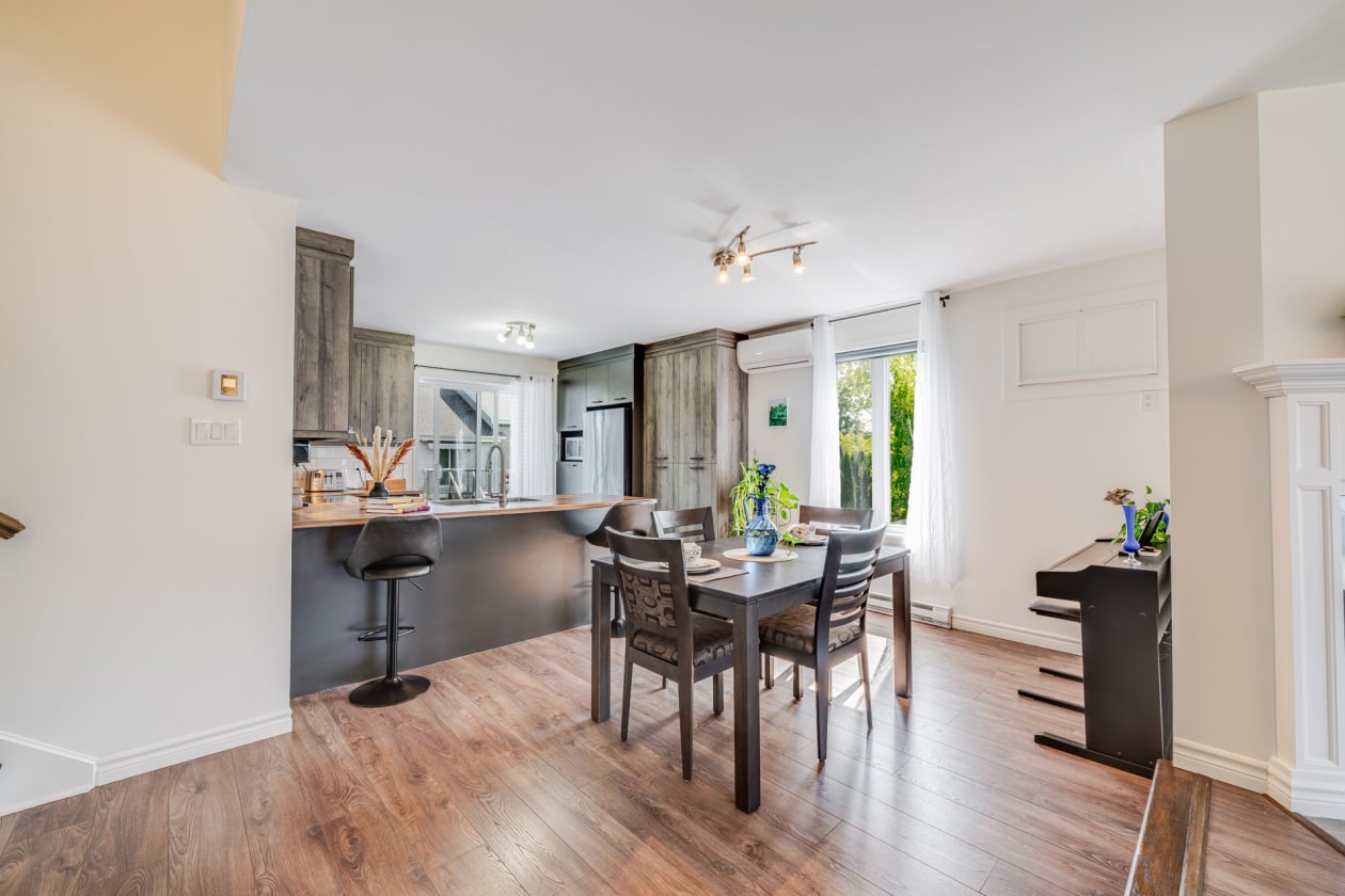 Salle à manger — 85 Rue Beauchemin, La Prairie