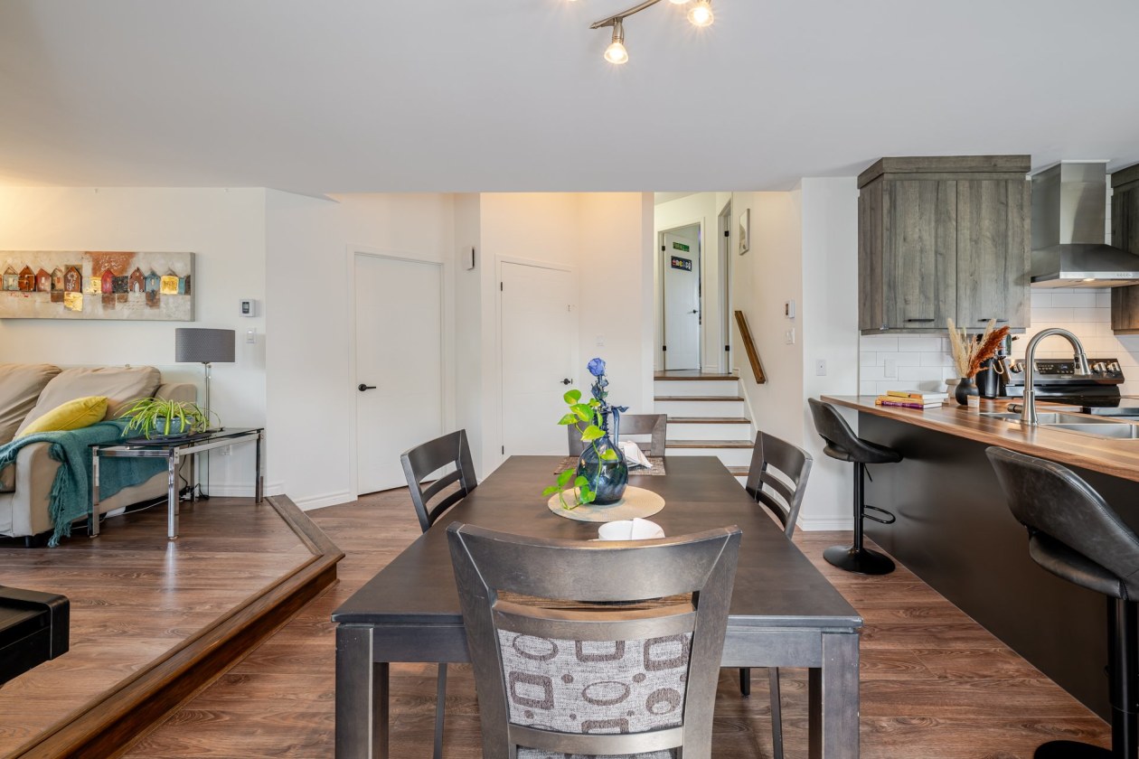 Salle à manger — 85 Rue Beauchemin, La Prairie