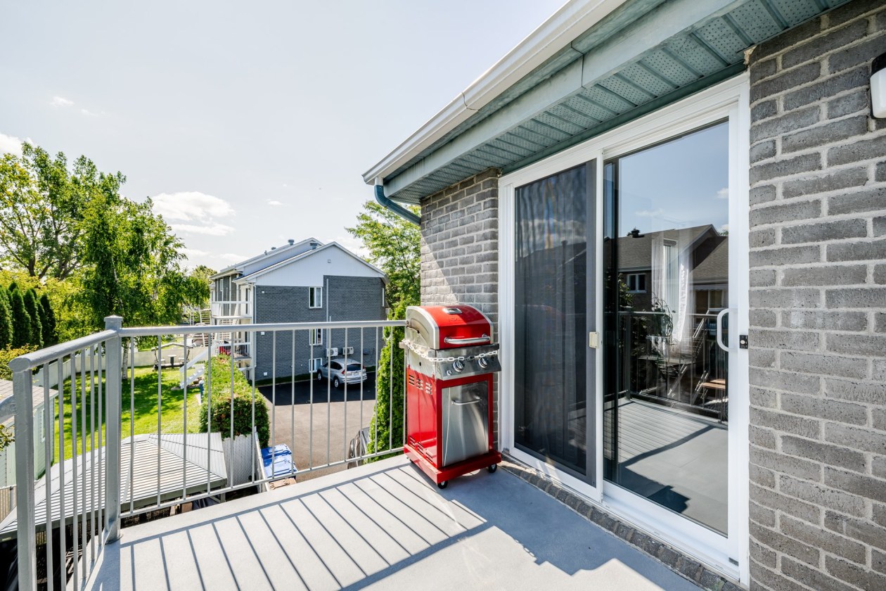 Balcon — 85 Rue Beauchemin, La Prairie