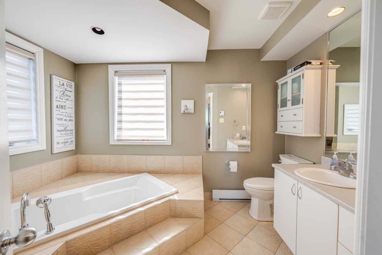 Salle de bains — 125 Rue Paradis, La Prairie