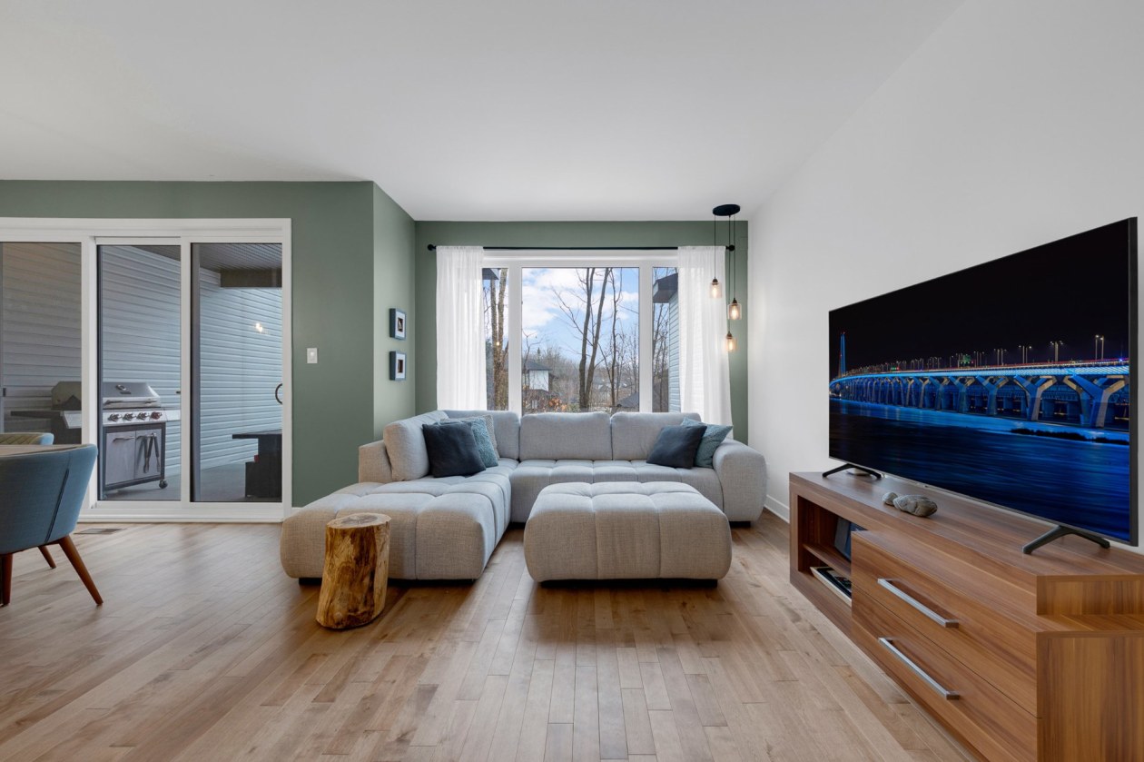 Salon — 10878 Rue du Caribou, Mirabel