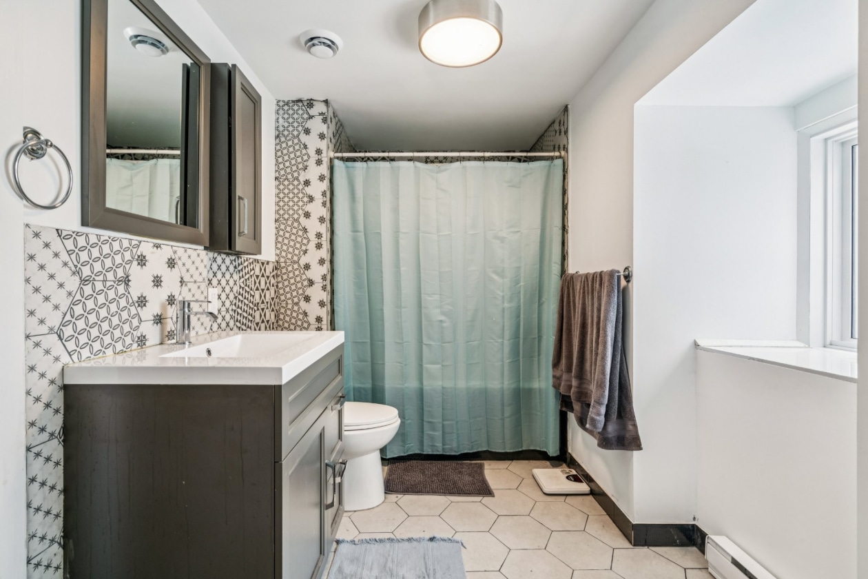 Salle de bains — 232 25e Avenue, Montréal